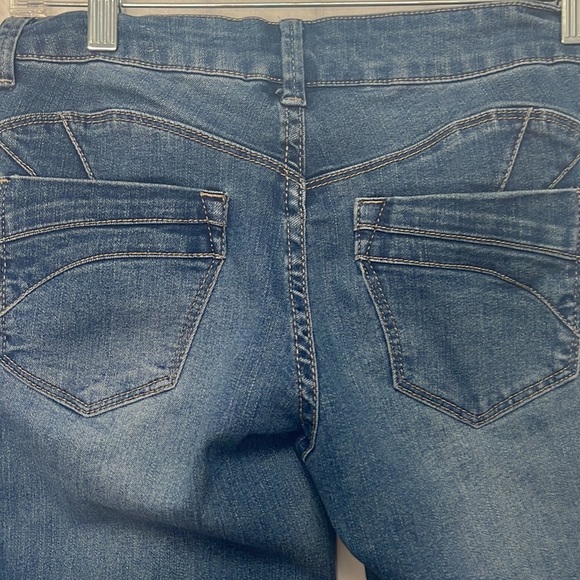 Blue Asphalt Skinny Jeans Flattering Cut on Back Side Like New Condition Size 9 - Picture 4 of 5